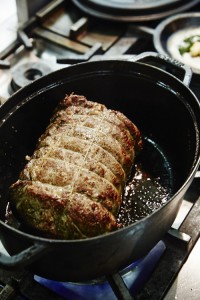 常温に戻した肉のすべての面をこんがりと焼き色が付くまで焼き付ける